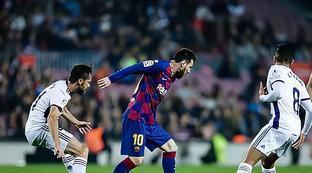 他不仅依靠 他不仅依靠